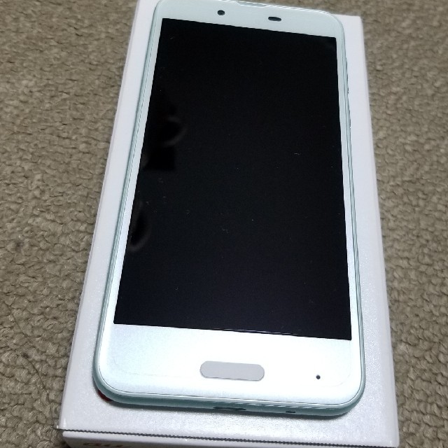 AQUOS(アクオス)の新品 au AQUOS sense SHV40(オパールグリーン) スマホ/家電/カメラのスマートフォン/携帯電話(スマートフォン本体)の商品写真