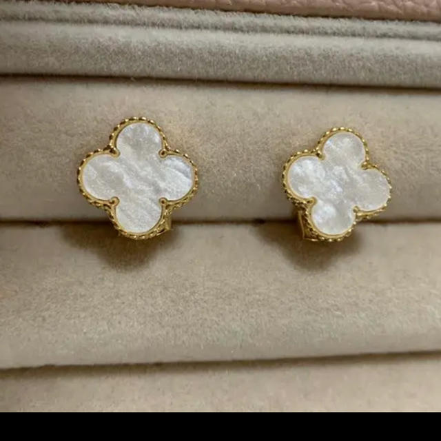 Van Cleef & Arpels(ヴァンクリーフアンドアーペル)の【新品】クローバー ピアス レディースのアクセサリー(ピアス)の商品写真