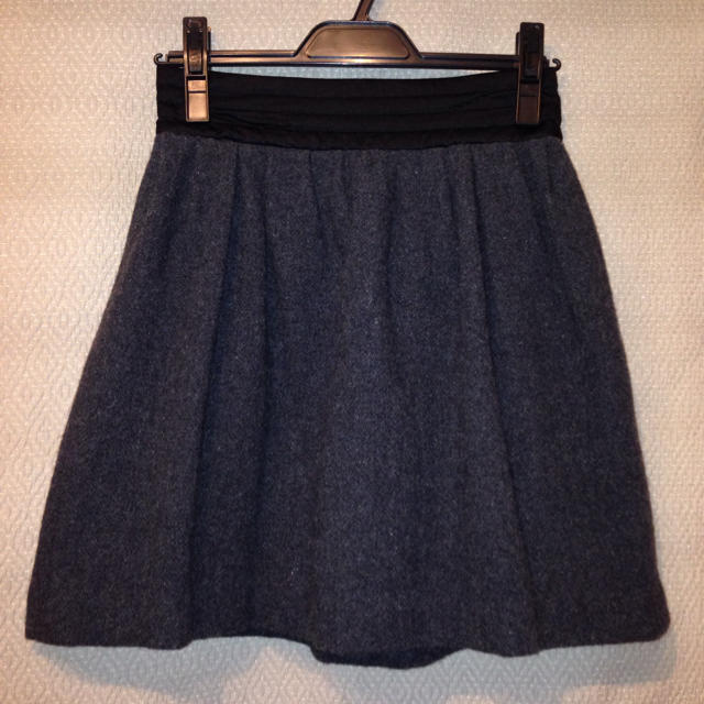 OPAQUE(オペーク)のグレーフレアスカート レディースのスカート(ミニスカート)の商品写真