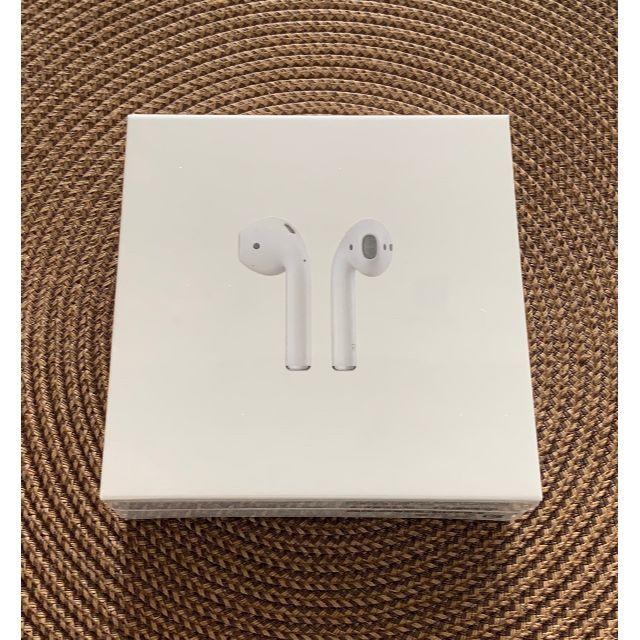 Apple(アップル)の第2世代 AirPods with Charging Case MV7N2J/A スマホ/家電/カメラのオーディオ機器(ヘッドフォン/イヤフォン)の商品写真