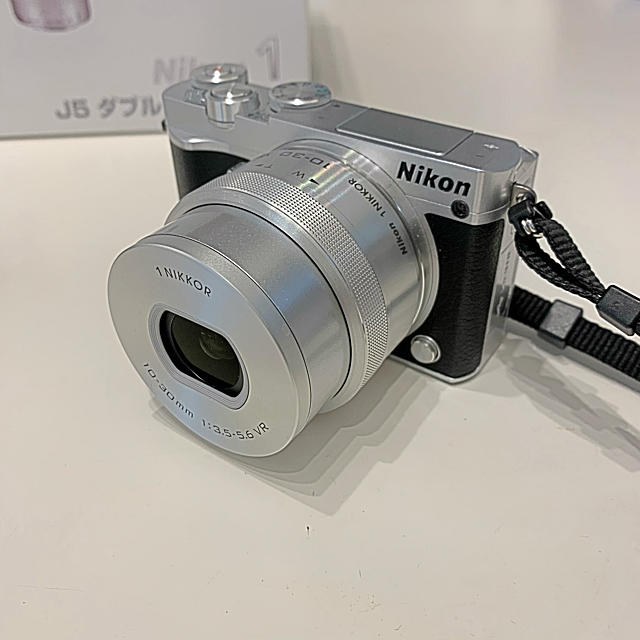 Nikon(ニコン)の【美品】NIKON 1 J5 ダブルレンズキット 完備品 シルバー スマホ/家電/カメラのカメラ(ミラーレス一眼)の商品写真