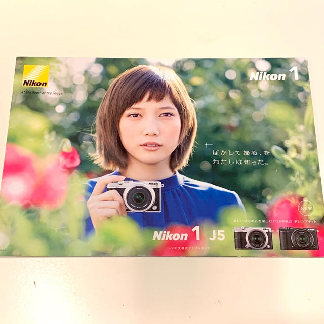 Nikon(ニコン)の【美品】NIKON 1 J5 ダブルレンズキット 完備品 シルバー スマホ/家電/カメラのカメラ(ミラーレス一眼)の商品写真