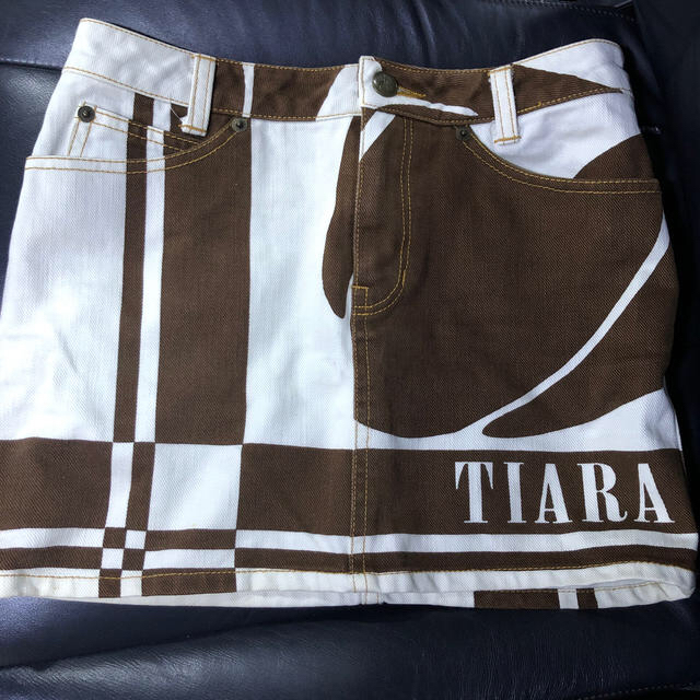 tiara(ティアラ)のTIARA 前後ロゴ　スカート レディースのスカート(ミニスカート)の商品写真