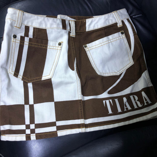 tiara(ティアラ)のTIARA 前後ロゴ　スカート レディースのスカート(ミニスカート)の商品写真