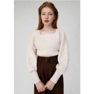 マウジー(moussy)のSQUARE NECK PUFF SHOULDER ニット(ニット/セーター)