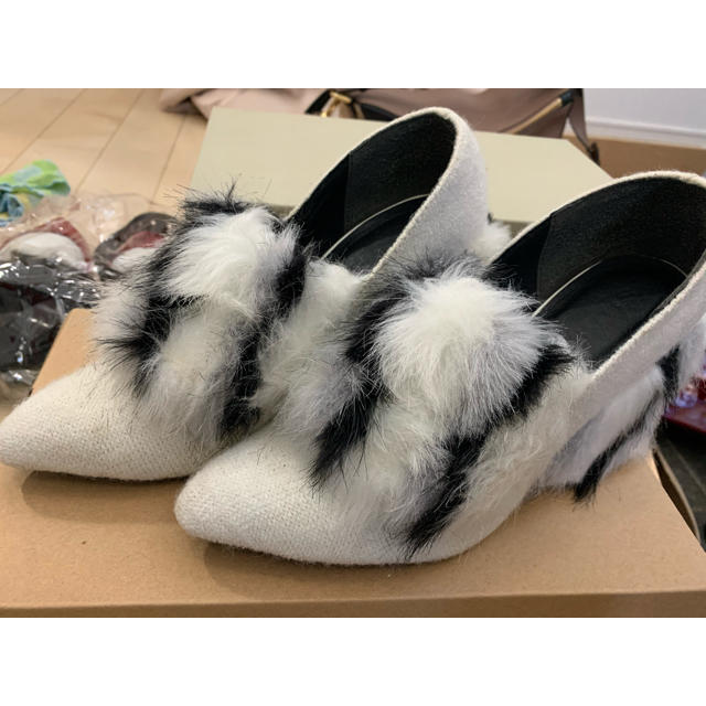 DIANA(ダイアナ)のmaris shoes ファー付パンプス　ふわふわ　白黒 レディースの靴/シューズ(ハイヒール/パンプス)の商品写真