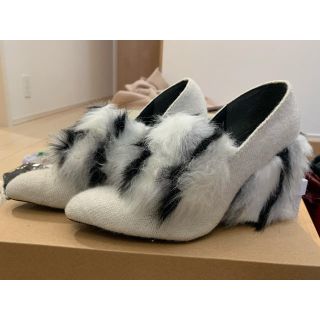 ダイアナ(DIANA)のmaris shoes ファー付パンプス　ふわふわ　白黒(ハイヒール/パンプス)