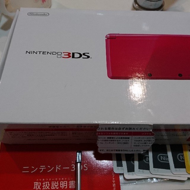 ニンテンドー3DS(ニンテンドー3DS)の箱付、3DSグロスピンク エンタメ/ホビーのゲームソフト/ゲーム機本体(携帯用ゲーム機本体)の商品写真