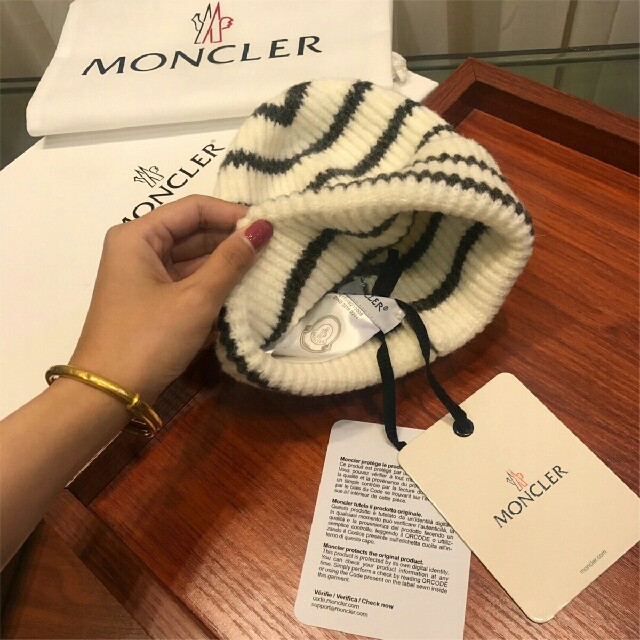 MONCLER(モンクレール)のMONCLER ニット帽 ビーニー キャップ レディースの帽子(ニット帽/ビーニー)の商品写真