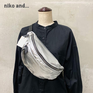 ニコアンド(niko and...)の【niko and...】ボディバッグ シルバー ニコアンド(ボディバッグ/ウエストポーチ)