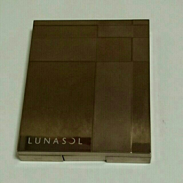 LUNASOL(ルナソル)のルナソル アイシャドウ 送料込 コスメ/美容のベースメイク/化粧品(アイシャドウ)の商品写真