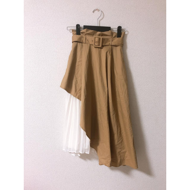 LagunaMoon(ラグナムーン)のラグナムーン アシンメトリー プリーツ フレアスカート ベージュ レディースのスカート(ひざ丈スカート)の商品写真
