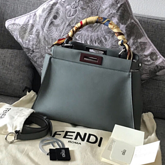 FENDI(フェンディ)のpizさま　フェンディ FENDI ピーカブーグレーグリーン&ストラップユー レディースのバッグ(ハンドバッグ)の商品写真