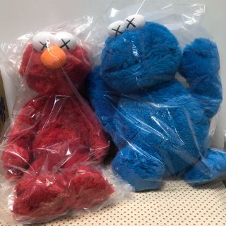 Sesame Street ユニクロ カウズ X セサミ エルモ クッキーモンスター ぬいぐるみの通販 By どんぐりコロコロ セサミストリートならラクマ