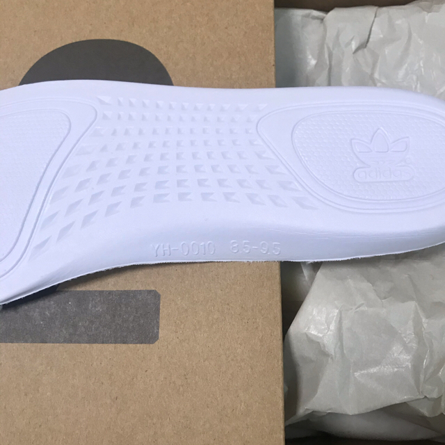 adidas(アディダス)のadidas yeezy boost 350 v2 triple white メンズの靴/シューズ(スニーカー)の商品写真