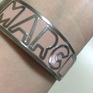 マークバイマークジェイコブス(MARC BY MARC JACOBS)のロゴが目立つ太バングル(ブレスレット/バングル)