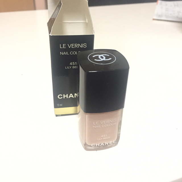 CHANEL(シャネル)の新品 LILY BEIGE 451 コスメ/美容のネイル(マニキュア)の商品写真