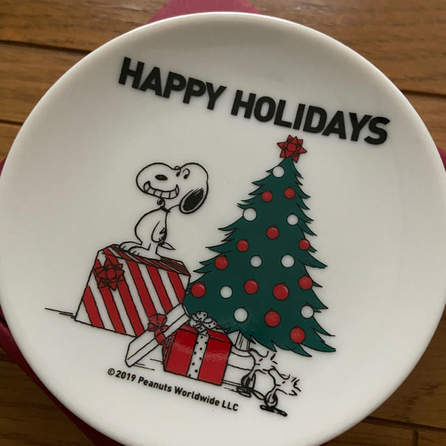 PEANUTS(ピーナッツ)のSNOOPY スヌーピー　豆皿　スタンド付　プラザ限定　非売品　新品 インテリア/住まい/日用品のキッチン/食器(食器)の商品写真