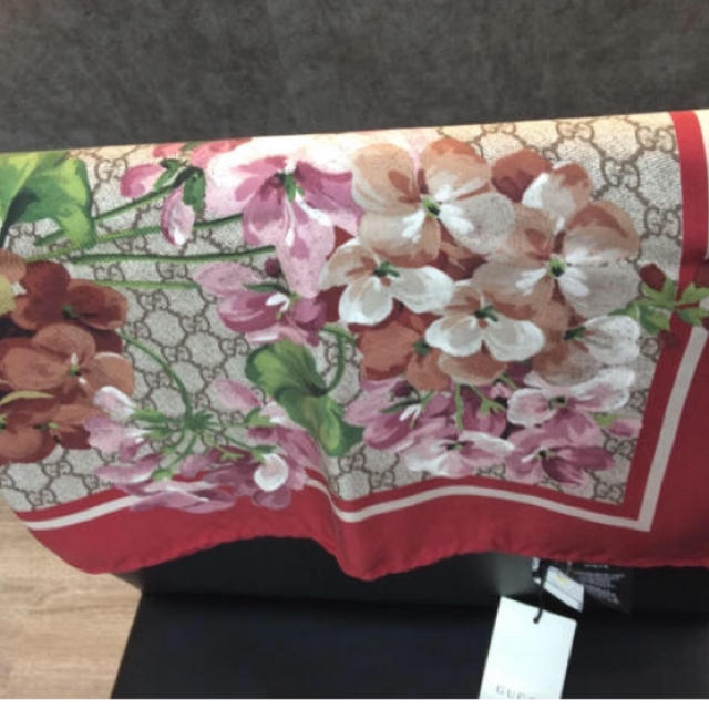 Gucci(グッチ)のGUCCI花柄大判ストール レディースのファッション小物(マフラー/ショール)の商品写真