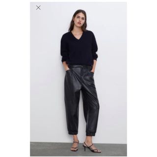 ザラ(ZARA)のZARAフェイクレザーパンツ(カジュアルパンツ)