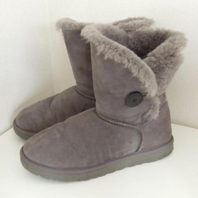 UGG(アグ)のUGG ブーツ bailey button グレー US8(k-041) レディースの靴/シューズ(ブーツ)の商品写真