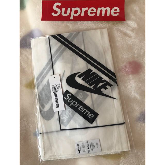 Supreme(シュプリーム)の新品未使用 supreme Nike コラボ バンダナ bandana 白 メンズのファッション小物(バンダナ/スカーフ)の商品写真