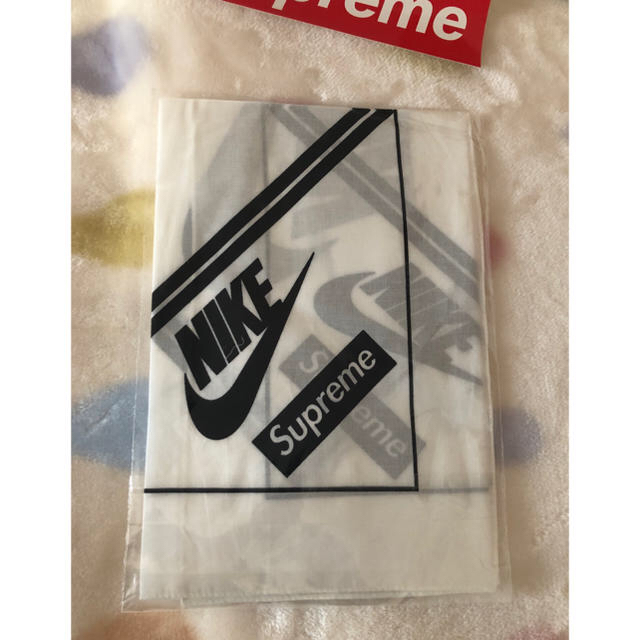 Supreme(シュプリーム)の新品未使用 supreme Nike コラボ バンダナ bandana 白 メンズのファッション小物(バンダナ/スカーフ)の商品写真