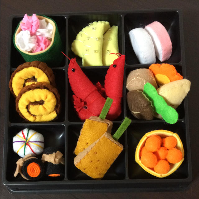 フェルトのおせち ハンドメイドのキッズ/ベビー(おもちゃ/雑貨)の商品写真