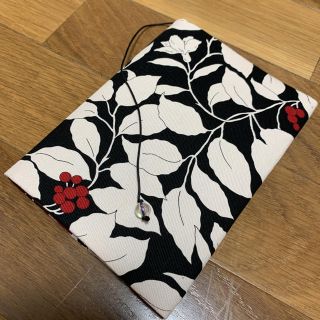 葉っぱ　花　モノトーン　黒　紅　アイボリー　ブックカバー文庫本ハンドメイド(ブックカバー)