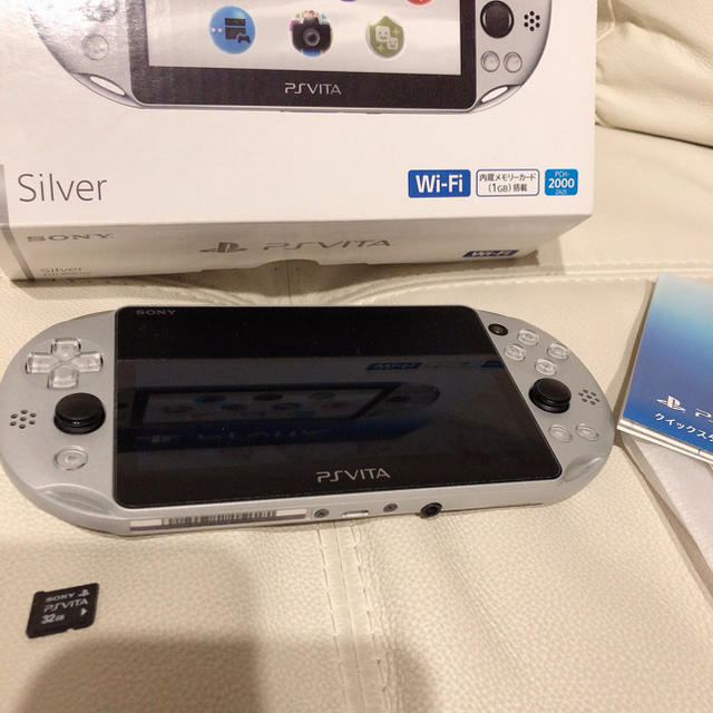 PlayStation Vita(プレイステーションヴィータ)のPSVita 2000 32GBメモリーカード付 エンタメ/ホビーのゲームソフト/ゲーム機本体(携帯用ゲーム機本体)の商品写真