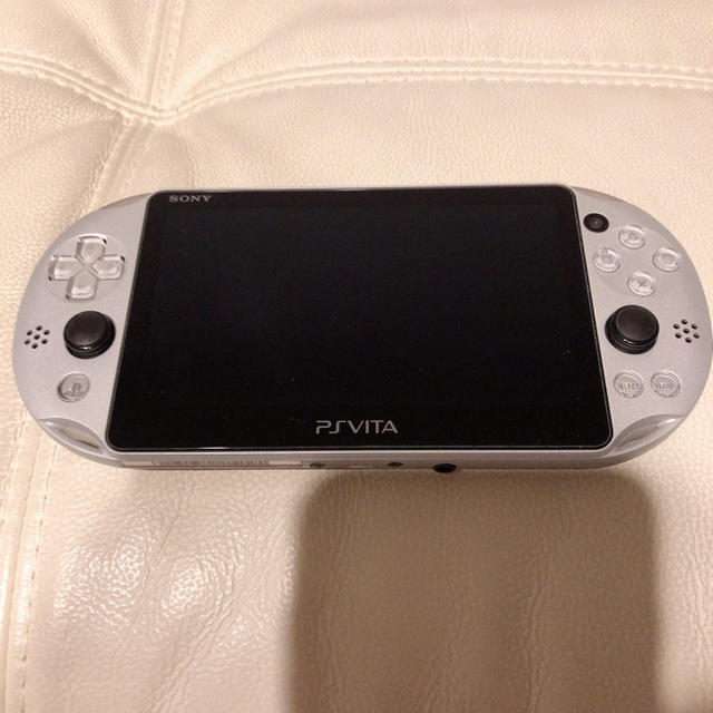 PlayStation Vita(プレイステーションヴィータ)のPSVita 2000 32GBメモリーカード付 エンタメ/ホビーのゲームソフト/ゲーム機本体(携帯用ゲーム機本体)の商品写真