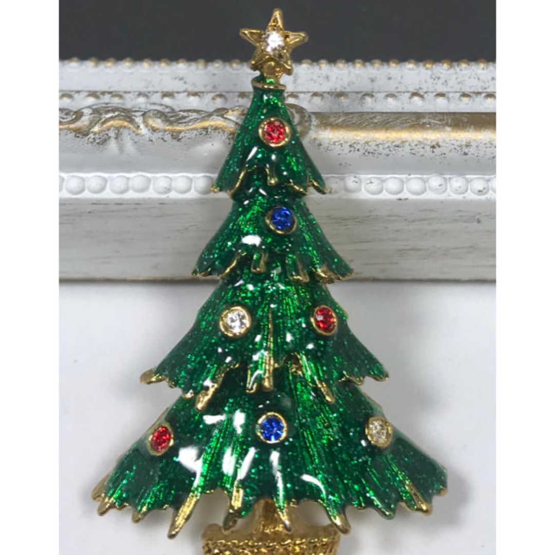 Perokoro様専用 クリスマスツリー &ソリ ブローチセット レディースのアクセサリー(ブローチ/コサージュ)の商品写真