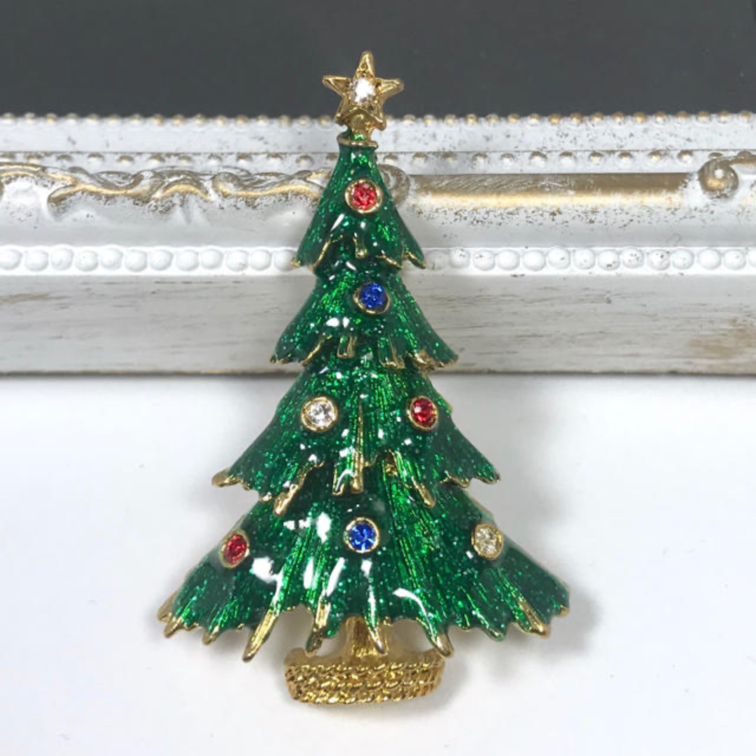 Perokoro様専用 クリスマスツリー &ソリ ブローチセット レディースのアクセサリー(ブローチ/コサージュ)の商品写真