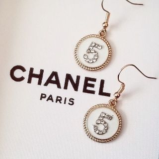 シャネル(CHANEL)のcoco風　No.5ピアス/WHITE(ピアス)