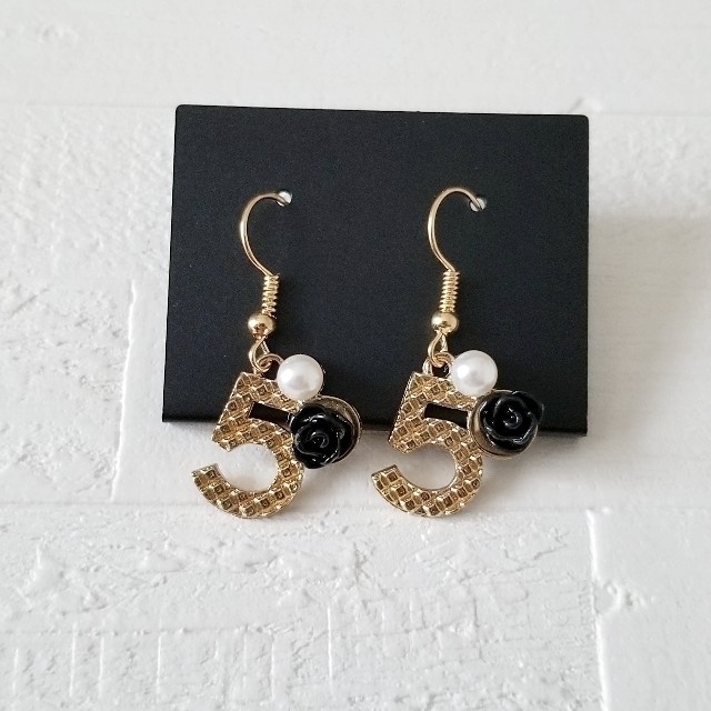 CHANEL(シャネル)のNo.5ピアス　カメリア×パール/BLACK ハンドメイドのアクセサリー(ピアス)の商品写真