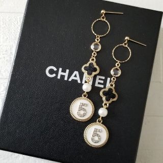 シャネル(CHANEL)のNo.5　ロングピアス/WHITE(ピアス)