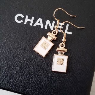 シャネル(CHANEL)のcoco風　パフュームピアス/WHITE(ピアス)