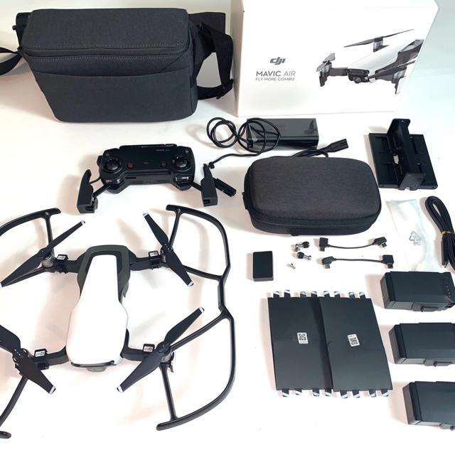 【美品】DJI Mavic Air マビックエアーフライモアコンボ（全付属品付） エンタメ/ホビーのおもちゃ/ぬいぐるみ(ホビーラジコン)の商品写真