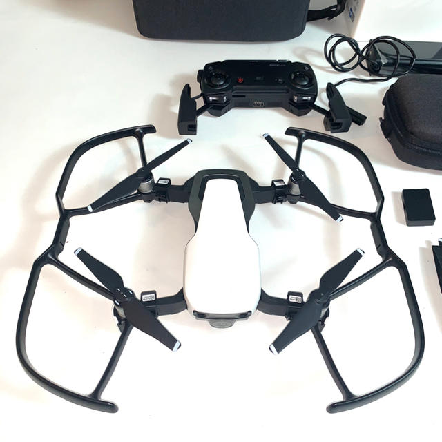 【美品】DJI Mavic Air マビックエアーフライモアコンボ（全付属品付） エンタメ/ホビーのおもちゃ/ぬいぐるみ(ホビーラジコン)の商品写真