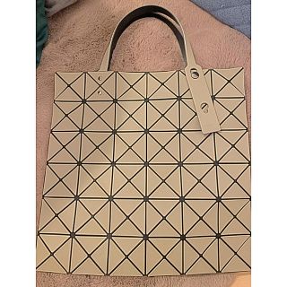 イッセイミヤケ(ISSEY MIYAKE)のBAOBAO グレージュ(トートバッグ)