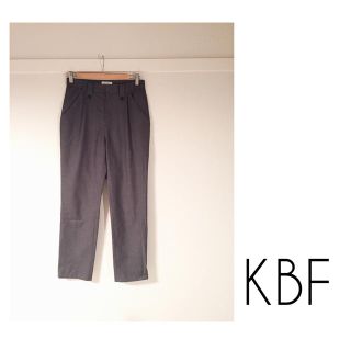 ケービーエフ(KBF)のKBF タックテーパードパンツ(クロップドパンツ)