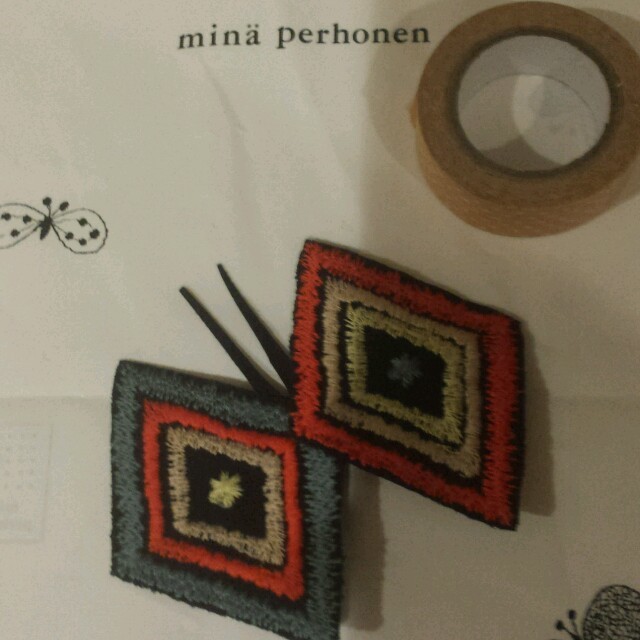 mina perhonen(ミナペルホネン)のおおきめちょうちょブローチ レディースのアクセサリー(ブローチ/コサージュ)の商品写真