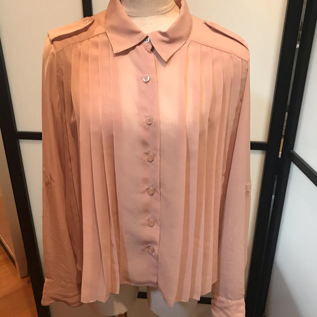 BCBGMAXAZRIA(ビーシービージーマックスアズリア)のお値下げしました！ BCBG シースルーピンクベージュプリーツシャツS レディースのトップス(シャツ/ブラウス(長袖/七分))の商品写真