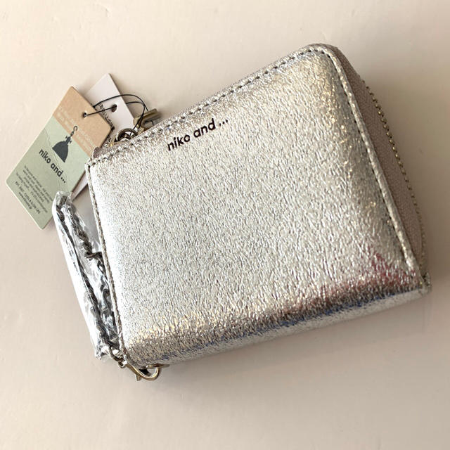 niko and...(ニコアンド)の新品　ニコアンド   チェーン付き財布　シルバー レディースのファッション小物(財布)の商品写真