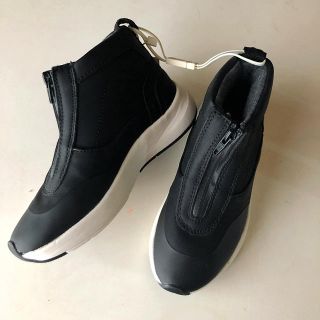 ザラ(ZARA)の新品　タグ付き　ZARA ジップ付きハイカットスニーカー(スニーカー)