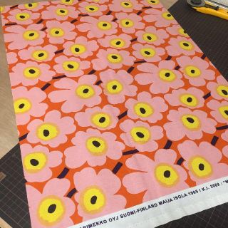 マリメッコ(marimekko)の70×50cm マリメッコ 生地 ミニウニッコ オレンジ（特価分）(生地/糸)