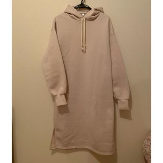 ローリーズファーム(LOWRYS FARM)のmecloset フーディ ワンピース　ベージュ(ひざ丈ワンピース)