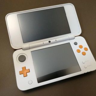 ニンテンドー3DS(ニンテンドー3DS)の安心の整備済み！◆Newニンテンドー2DSLL 中古◆ホワイト×オレンジ(携帯用ゲーム機本体)