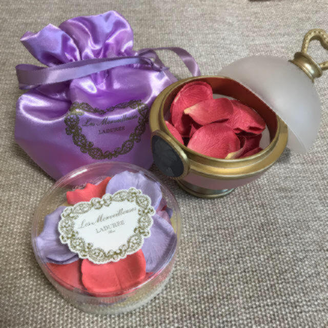 LADUREE(ラデュレ)のラデュレ花弁チーク&ポット コスメ/美容のベースメイク/化粧品(チーク)の商品写真