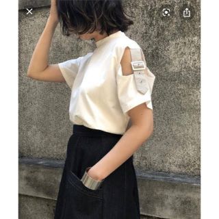 &g'aime オープンショルダーベルト付きTシャツ(シャツ/ブラウス(半袖/袖なし))